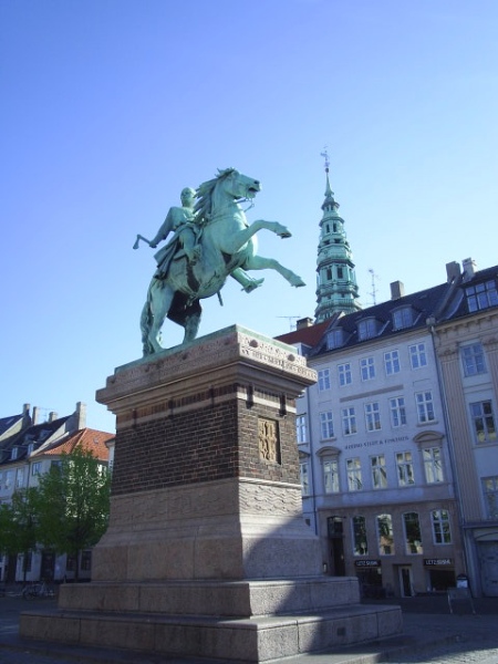 Rytterstatue af Biskop Absalon i hærudrustnig. Absalon er Københavns 