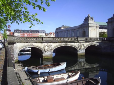 Marmorbroen, bygget i 1740 ´erne. Denne var hovedadgangsvejen til Christians den 6. barokslot, det 1. Christiansborg opført 1733 - 1749 af arkitekterne Hauser, de Thura og Nicolai Eigtved. Riddersal tegnet af Jardin. til 