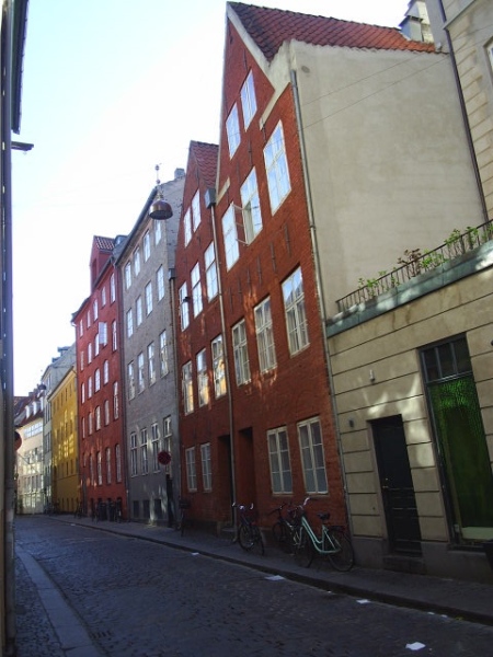 Magsstræde. De fleste huse i Snaredade og Magsstræde nedbrændte til grunden. Dog ikke de to røde nabohuse her i Magsstræde til højre i billedet. De er bygget omkring 1500 og er nogle af de ældste huse i København. Byen er udbrændt, bombet og plyndret så mange gange at der faktisk kun er 2 huse i København fra 1400-tallet: Den middelalderlige vestfløj af Helligåndsklosteret ( til sygepleje) og Konsistoriehuset fra 1500-tallet i Københavns Universitets indre gård. I kælderen af huset fandtes t hvælvede rum som i 1626 blev omdannet til fængselsrum: et til bønderne som arbejdede på Universitetes jorde og eet til studenter, når blev idømt disciplinærstraffe.