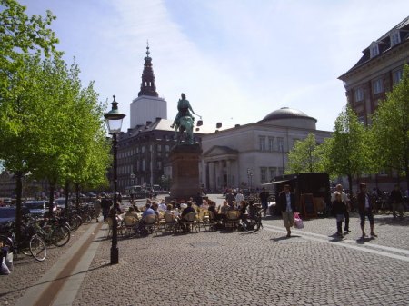 Højbro Plads med rytterstatue af Absalon i retning mod Christiansborg Slot og Christiansborg Slotskirke til højre i billedet. Foto: 2. maj 2009.t